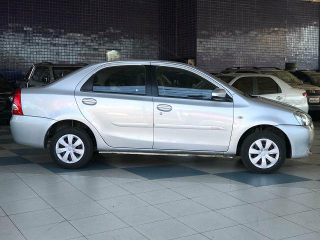 Toyota etios 1.5 xs 2014 sedan flex unico dono - Foto 4