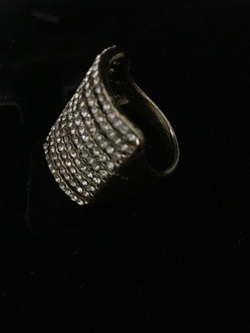 lindíssimo anel dourado com strass (praticamente novo) - Foto 2