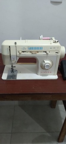 Máquina de costura Singer à venda 