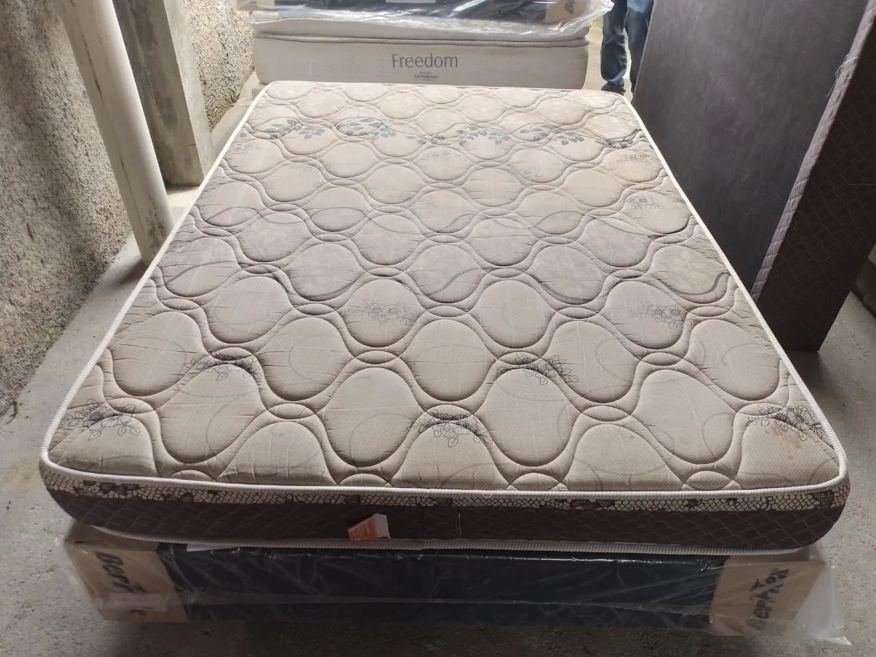 Vendo cama de casal padrao, colchão de molas  e base Box   - Foto 3