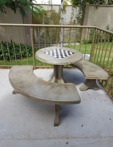 Mesa de xadrez com 2 bancos curvos 