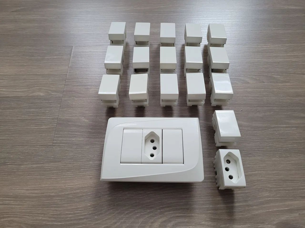 Interruptores, Tomadas e Espelho Pezzi - Foto 2