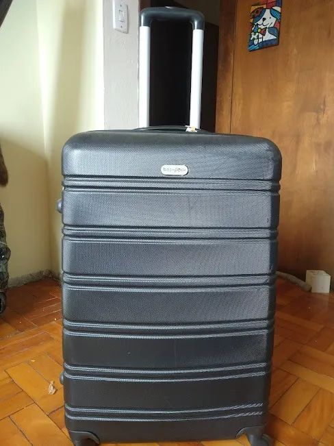 Mala rígida, preta com rodinhas