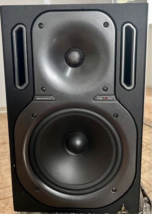 Caixa Monitor de Estúdio Behringer B2031A