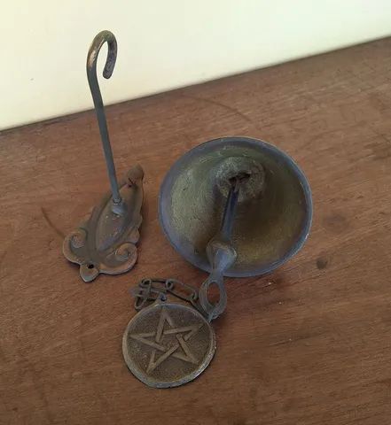 ANTIGO SINO/CAMPAINHA DE PAREDE EM BRONZE MACIÇO COM SUPORTE ORIGINAL E 13 CM DE DIÂMETRO. - Foto 2