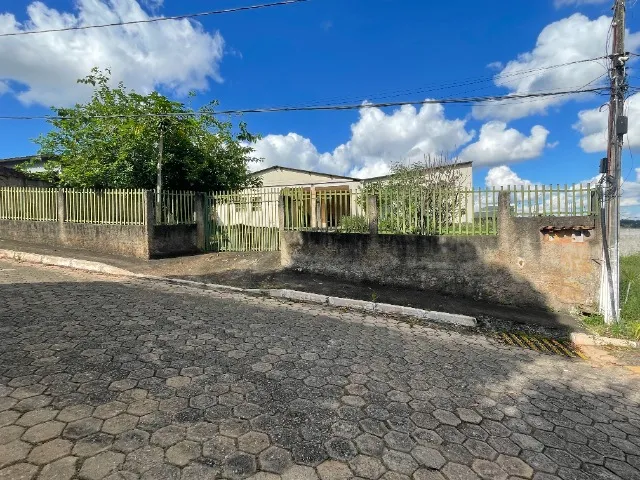 Vdo. casa em Cond. St Kanegae, RF 1-DF, 2 qts, sl, cz, na laje, terreno de 438m2.