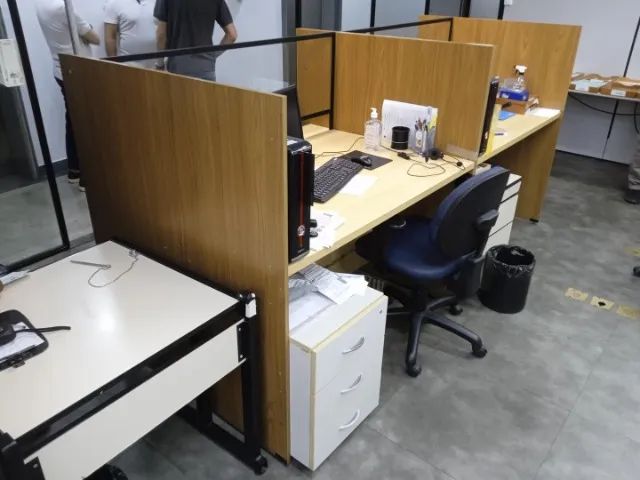 Balcão de atendimento c/ 1 lugar em MDF / Acrílico Marrom 130 cm x 135 cm x 110 cm - Foto 2