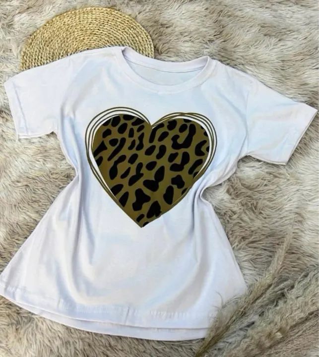 Camiseta branca com estampa de coração