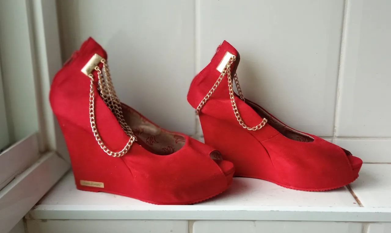 Sandália plataforma vermelha com corrente Antônia dominguez 