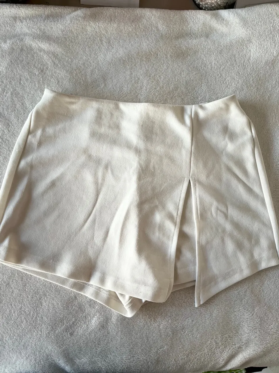 Short Saia Branco com Fenda Lateral