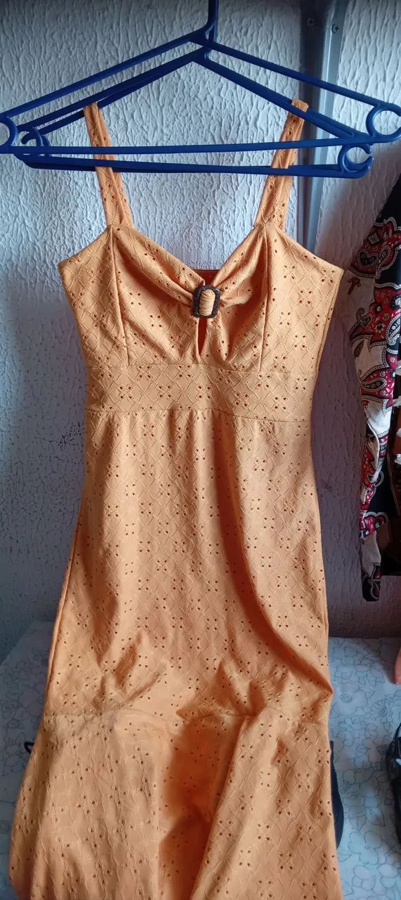 4 Vestidos e 1 Macaquinha Tamanho M - Foto 2