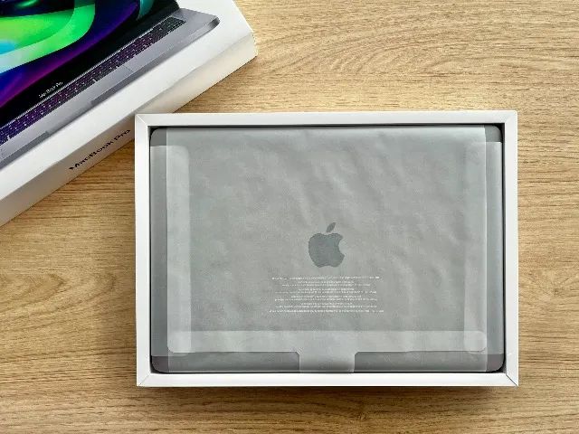 MacBook Pro - 13,3 Apple M2 chip - 8GB Memoria - 256GB SSD - 2022