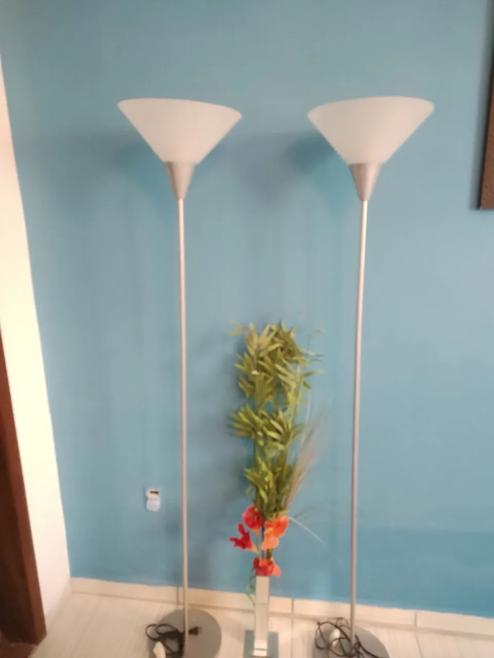 2 Luminárias de chão com design moderno