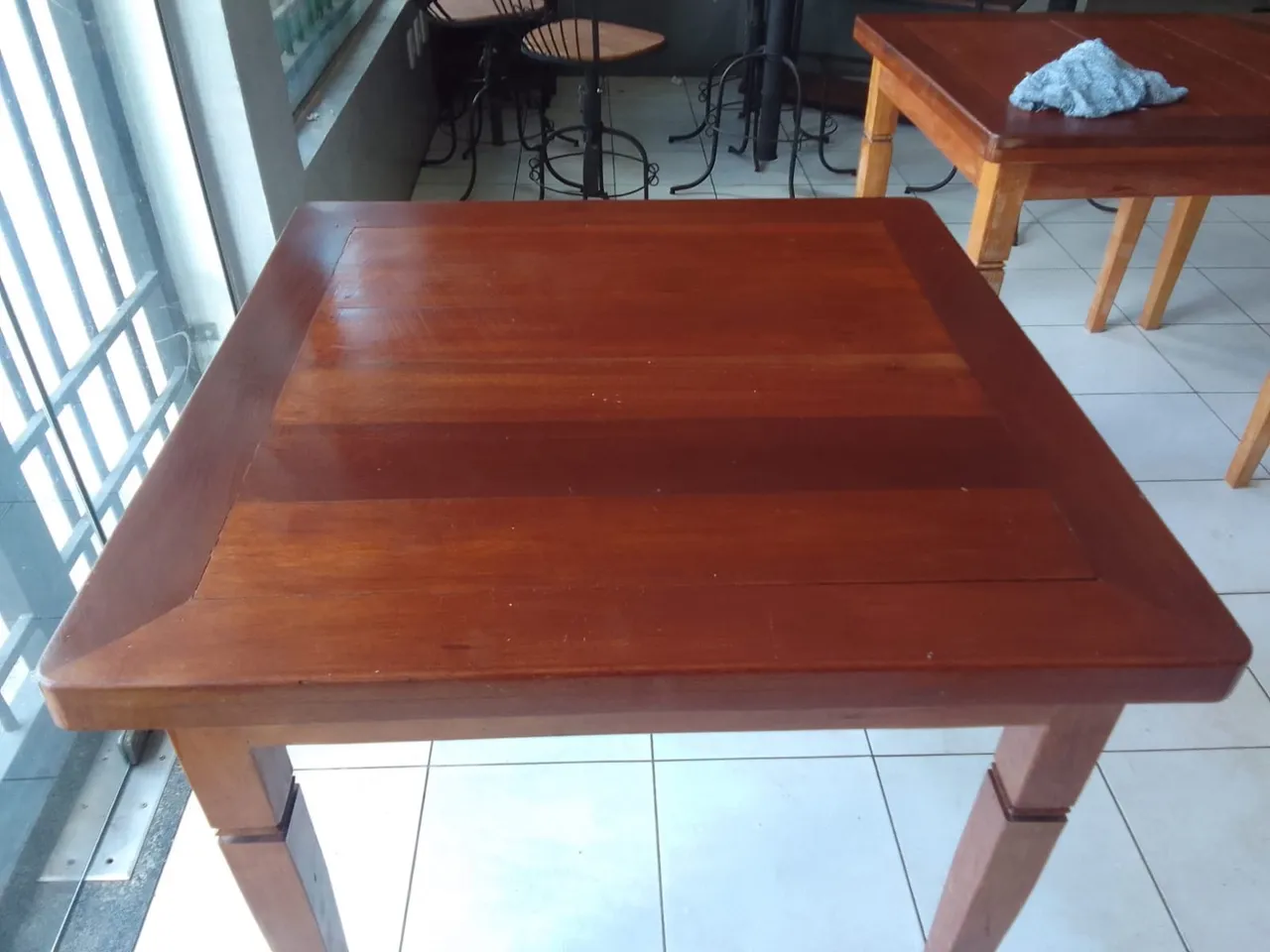 Mesa de madeira maciça
