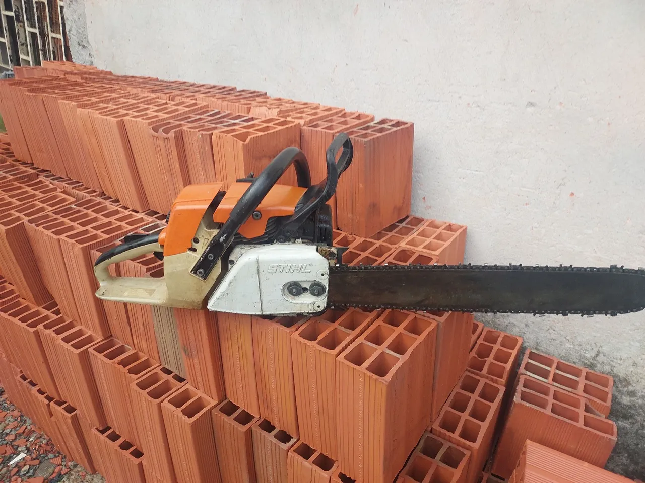 Motosserra Stihl Profissional - Potência e Precisão!