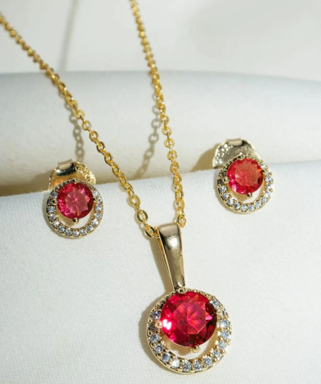 Conjunto colar e brinco com pedra rubi cravejado folheado em ouro 18k  - Foto 2