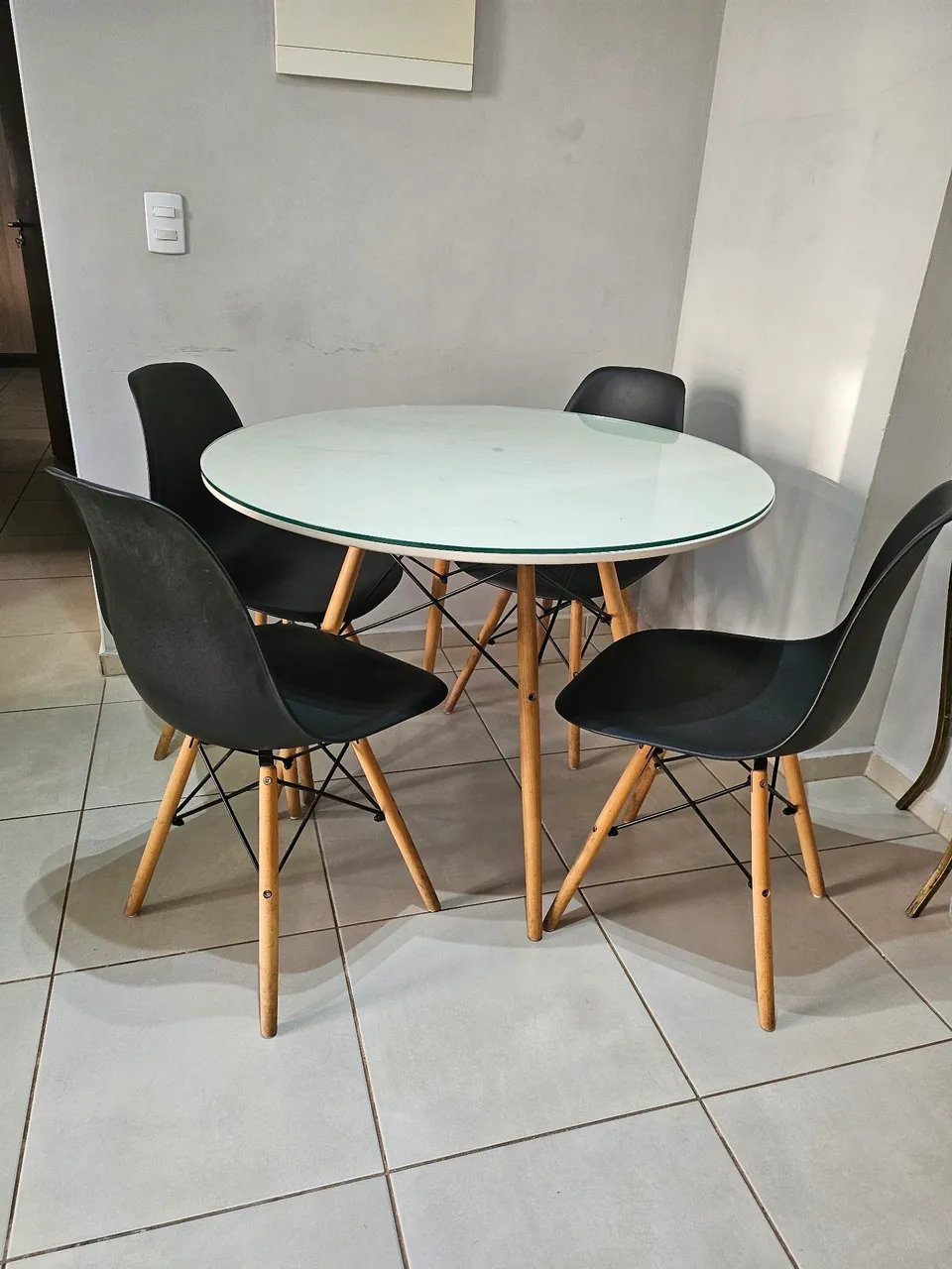 Mesa de Jantar 4 Cadeiras -tampo de vidro