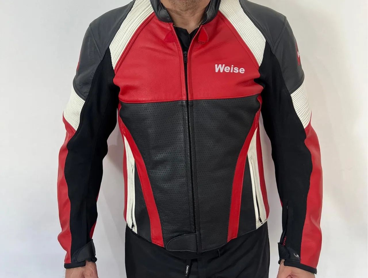 Jaqueta de Couro Weise - Vermelha, Preta e Branca - Foto 2
