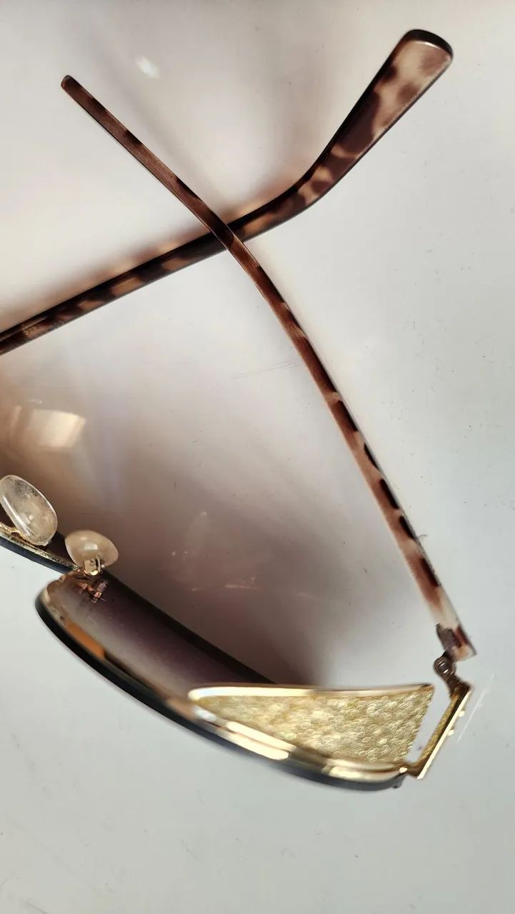 Óculos Sol com detalhes dourado - Foto 3