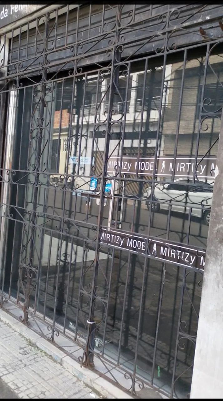 Grade de proteção com portão que abre e fecha 