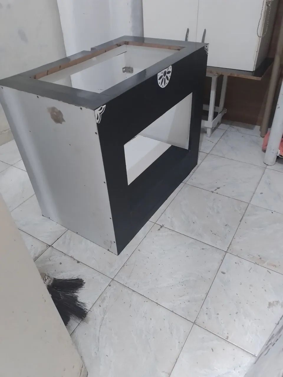 Escrivaninha balcao funcional com bordas pretas - Foto 5