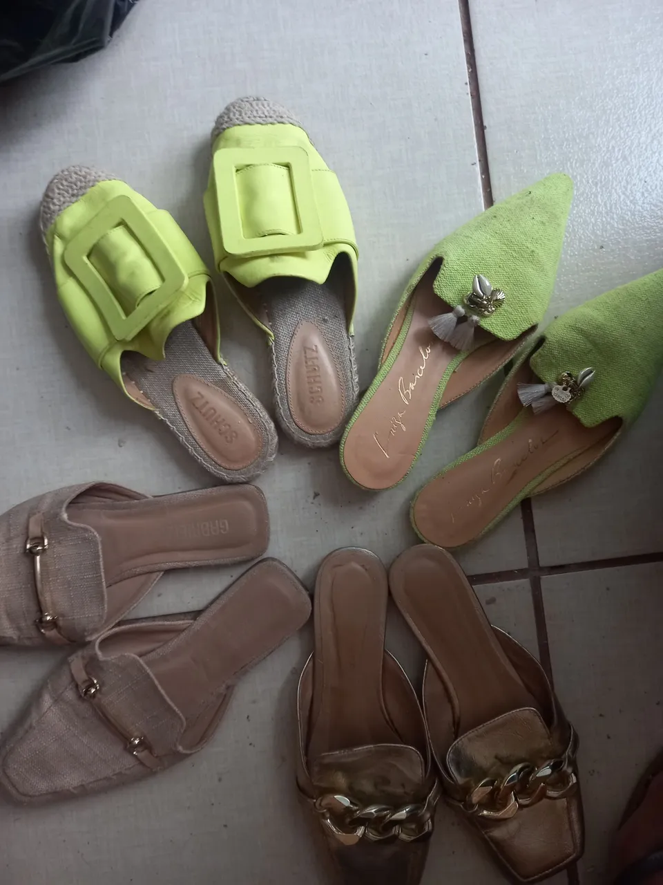 Sapatos femininos estilosos e modernos
