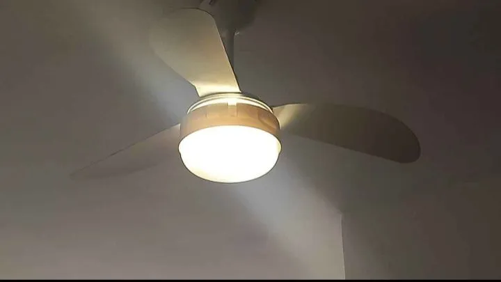 Ventilador de Teto com Luminária