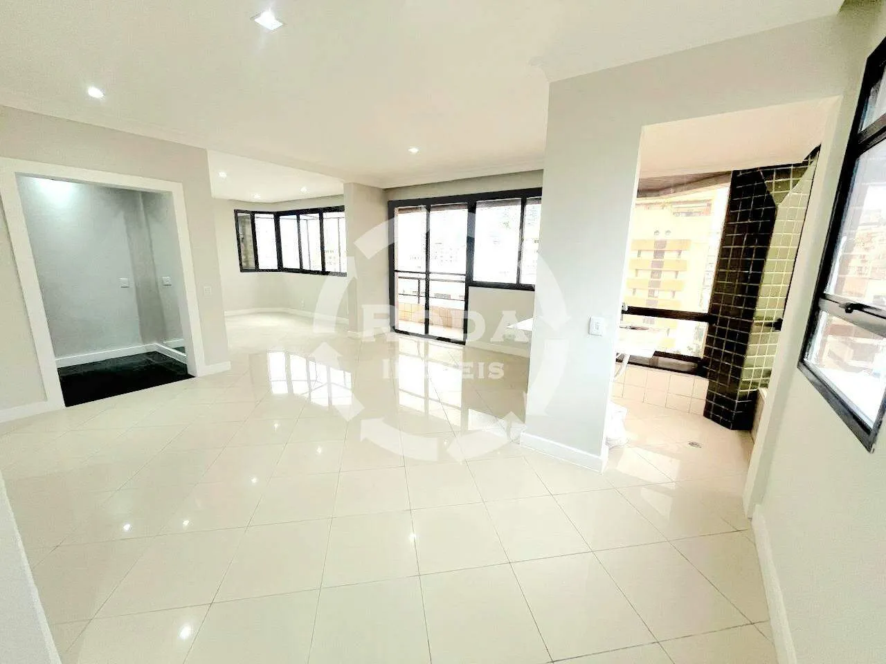 Apartamento Alto Padrão com 3 Dormitórios, Suíte e 2 Vagas no Gonzaga Santos/SP