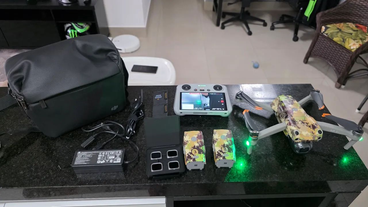 Dji air 2s Anatel + 2 controles sendo 1 com tela rm330 + 3 baterias 