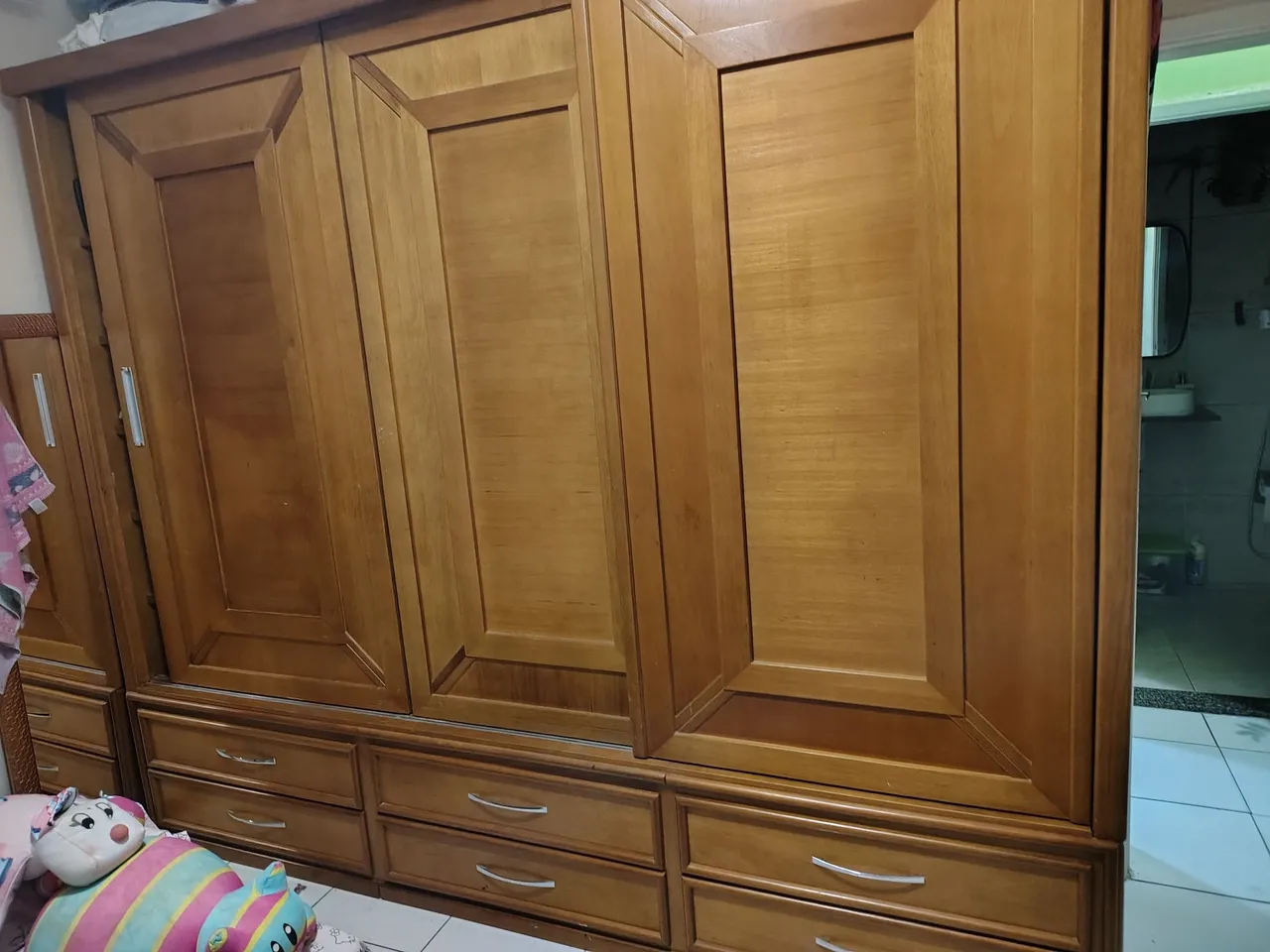 Guarda-Roupa Amadeirado com Gavetas