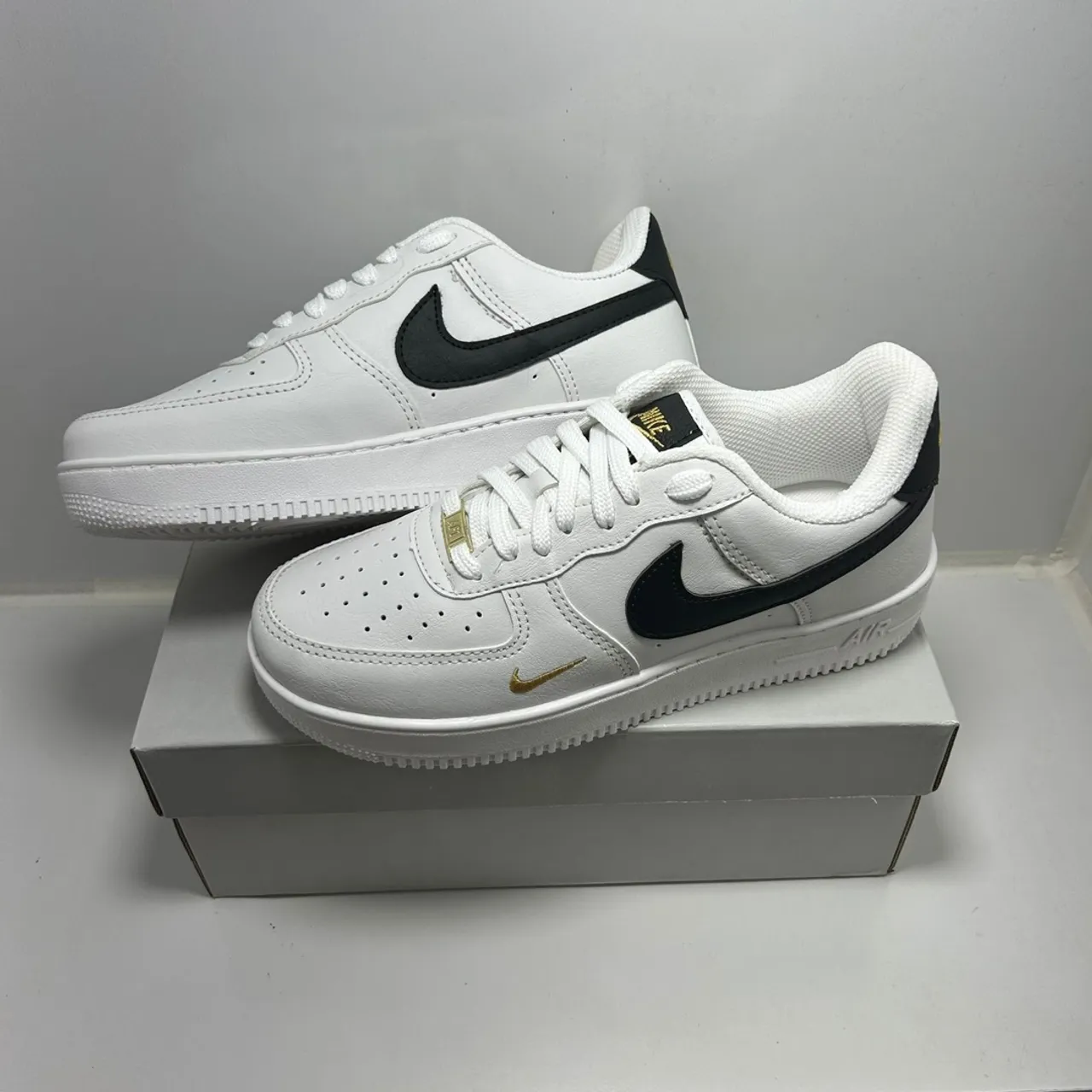 Nike Air Force 1 - Branco com detalhes em preto e dourado