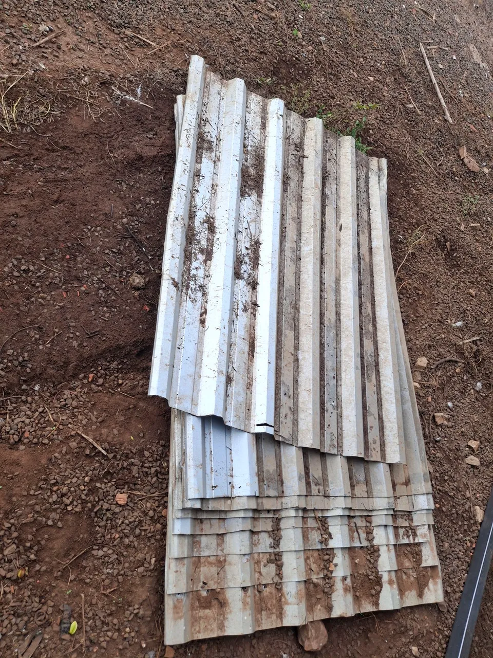 Telhas de aço galvanizado usada.