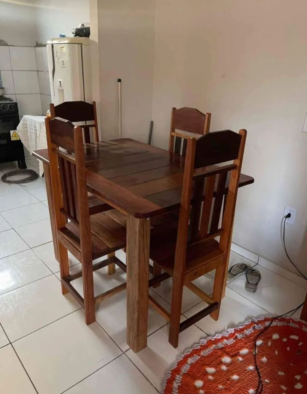 Vendo Mesa de Madeira com 4 Cadeiras  - Foto 5