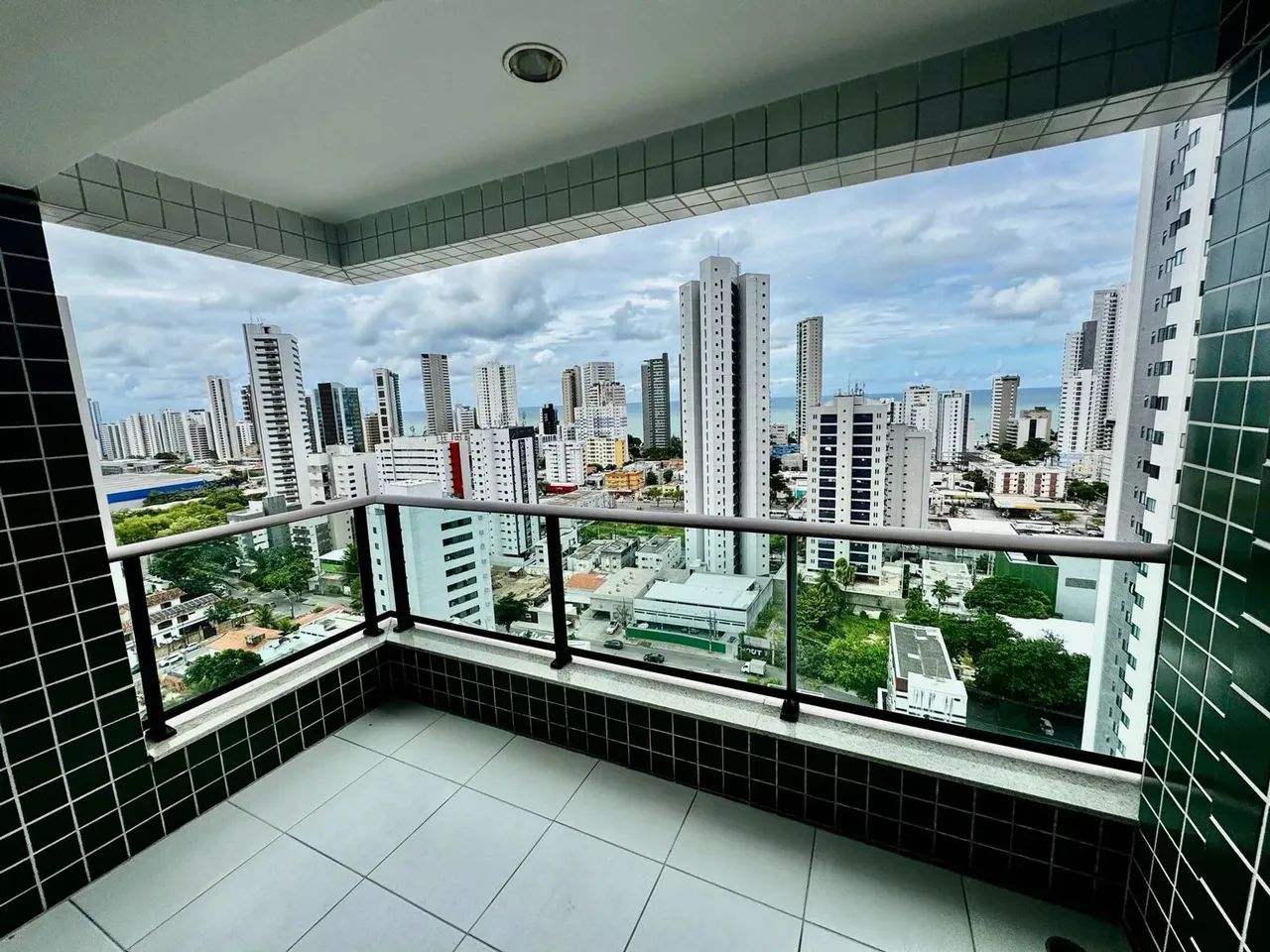 Imóvel para aluguel possui 137 metros quadrados com 4 quartos em Boa Viagem - Recife - PE