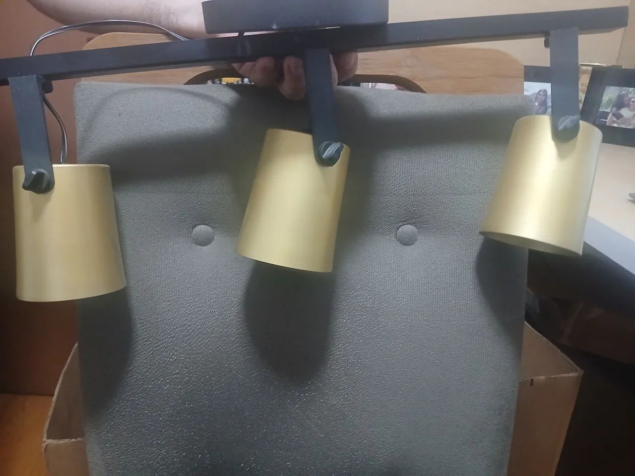 Lustre trilho dourado com suporte para 3 lâmpadas