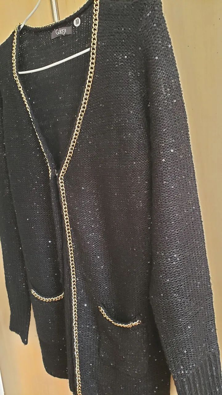 Blusa preta com paetê e corrente dourada - Foto 5