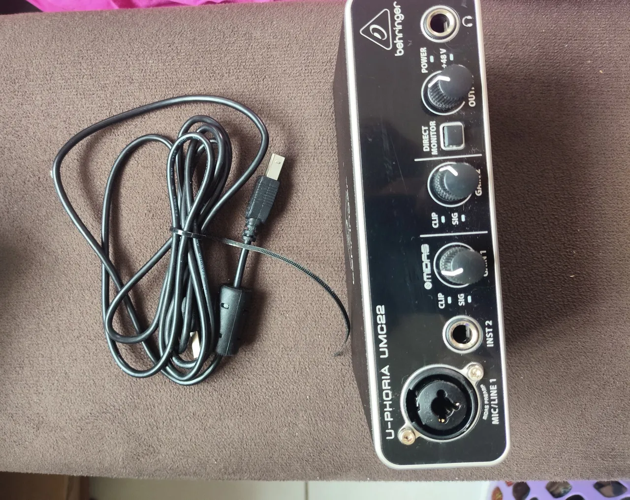 Interface de Áudio Behringer UMC22