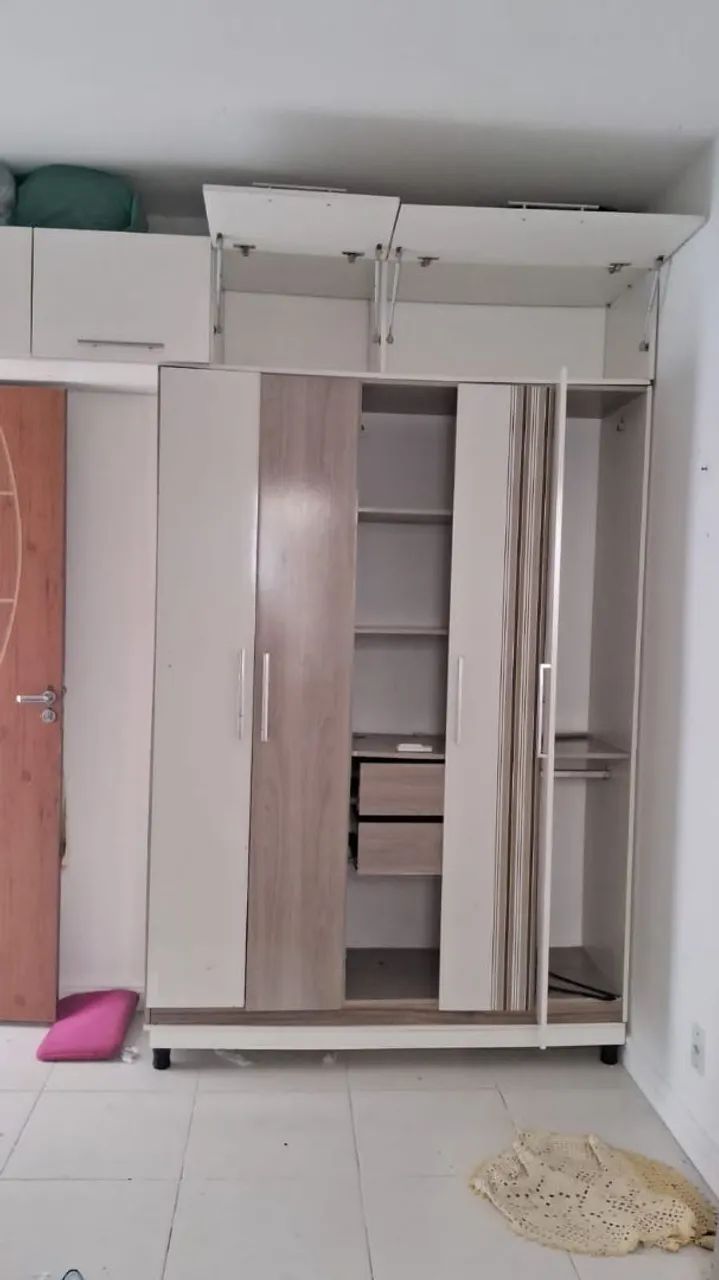 Guarda-roupa de casal com 6 portas
