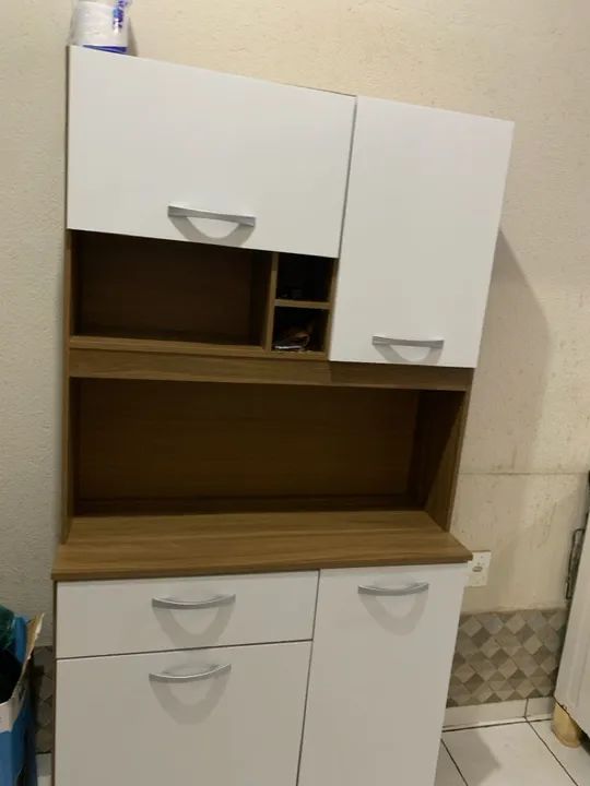 Armário de Cozinha Branco com Acabamento em Madeira