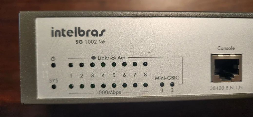 Switch Gerenciável 8 Portas Gigabit Ethernet com 2 Portas Mini-GBIC