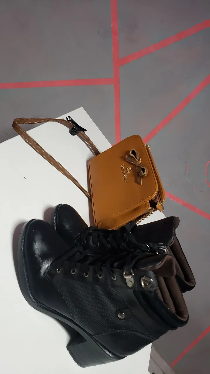 Bota feminina preta e bolsa caramelo
