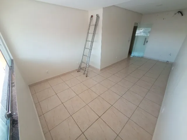 Alugo Salas Comerciais 15m² / Pintado e Limpo na Principal do Parque Dez