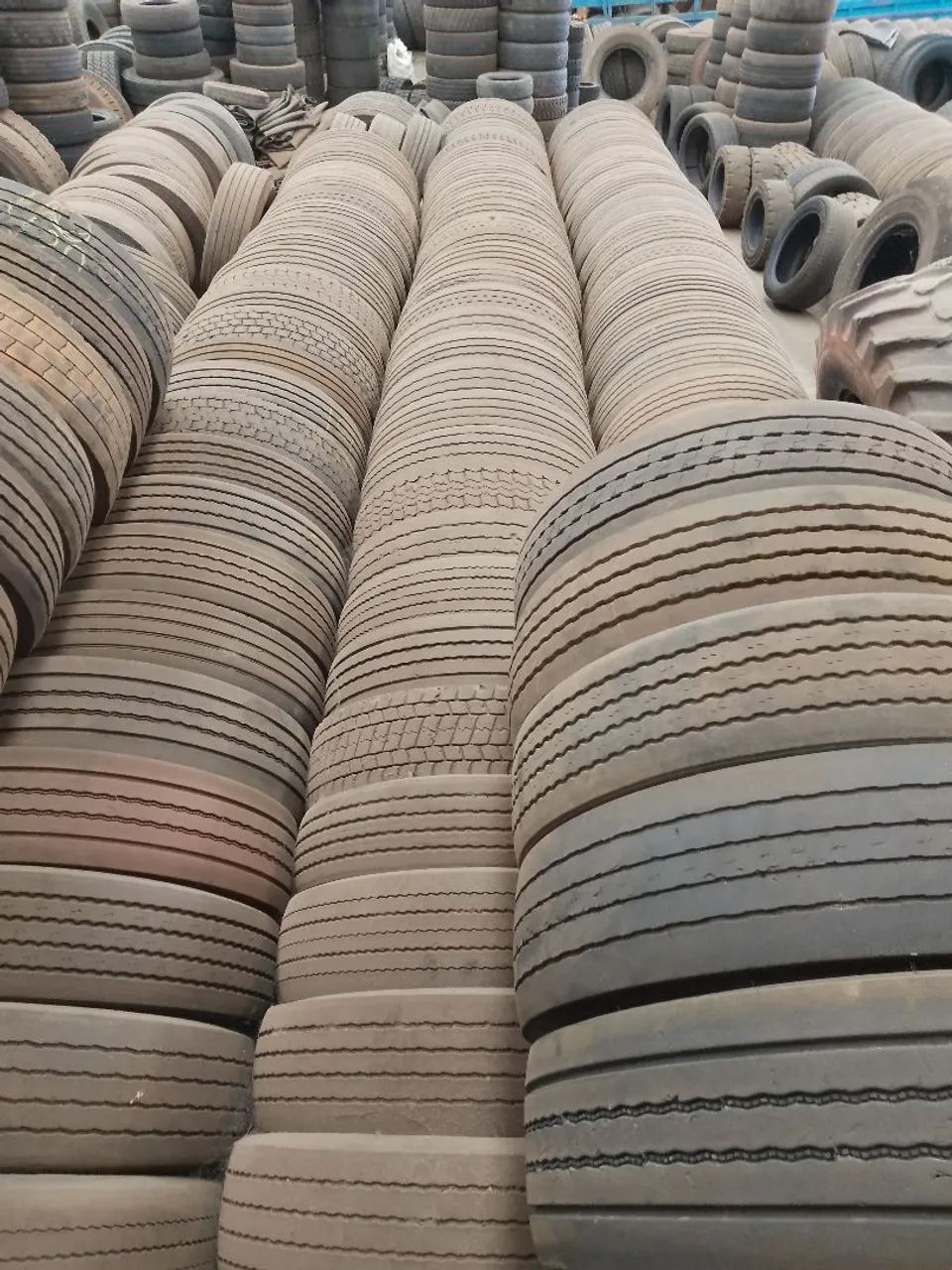 Vende-se lote de pneus 295 e 275 para vulcanização 