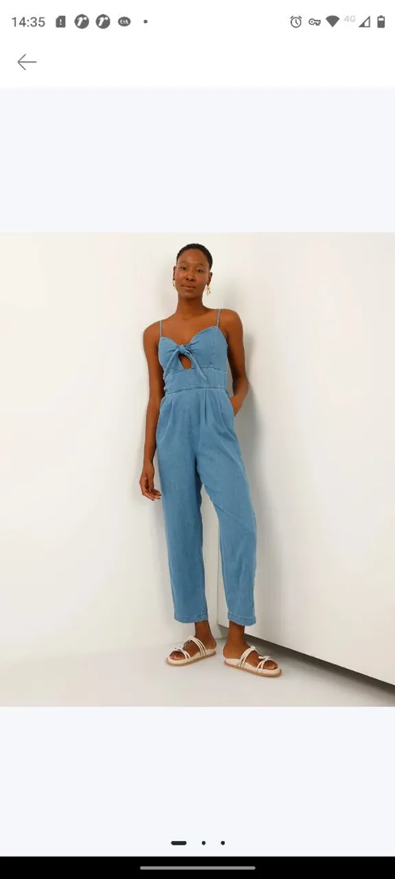 Macacão Jeans Azul com Detalhe no Decote
