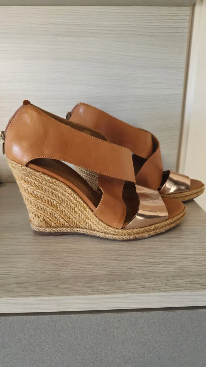 Sandálias Anabela Couro - Elegância e Conforto!