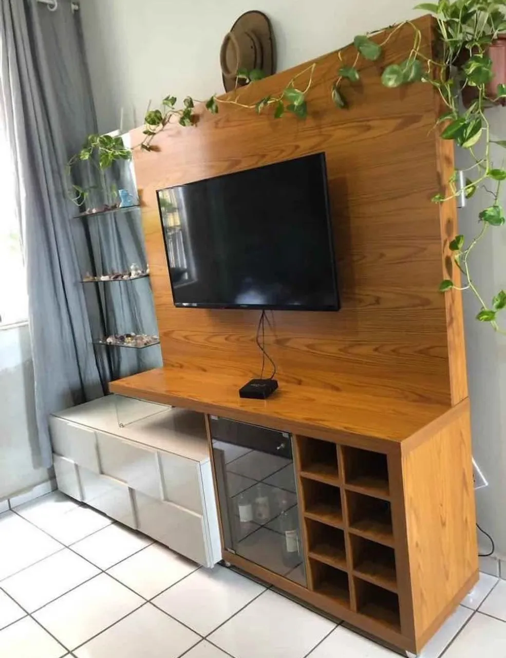 Rack e Painel de TV Amadeirado com Adega