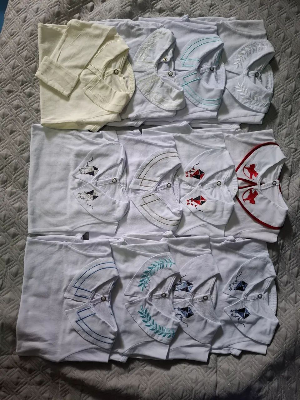 Kit Body Gola Bordada Menino/Saída Maternidade - Foto 2