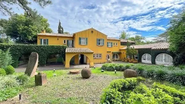 Casa em Porto Alegre, no bairro Pedra Redonda, com 7 dormitório(s), e 7 banheiros, à venda