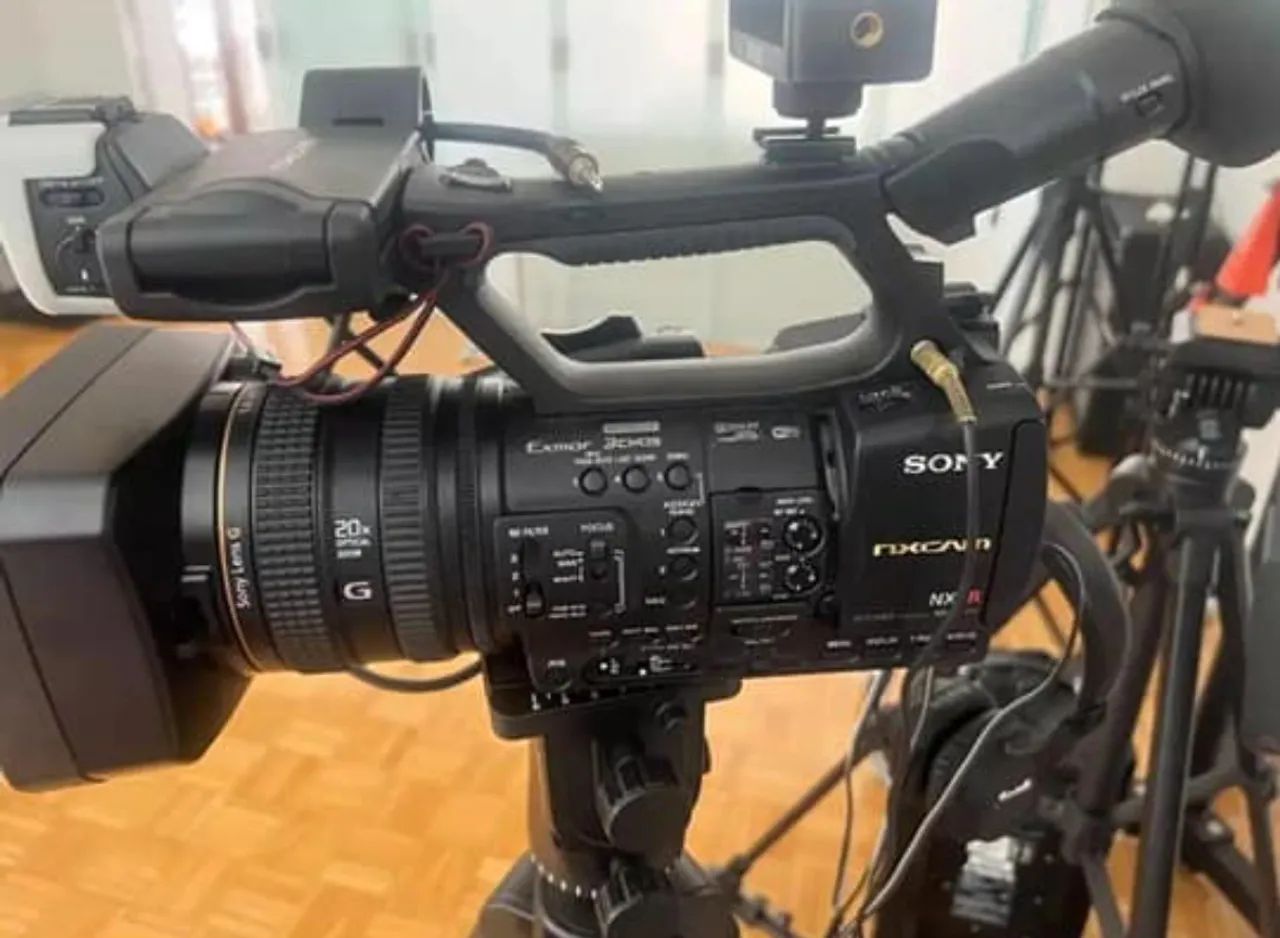 SONY HXR-NX5R + TRIPÉ BENRO