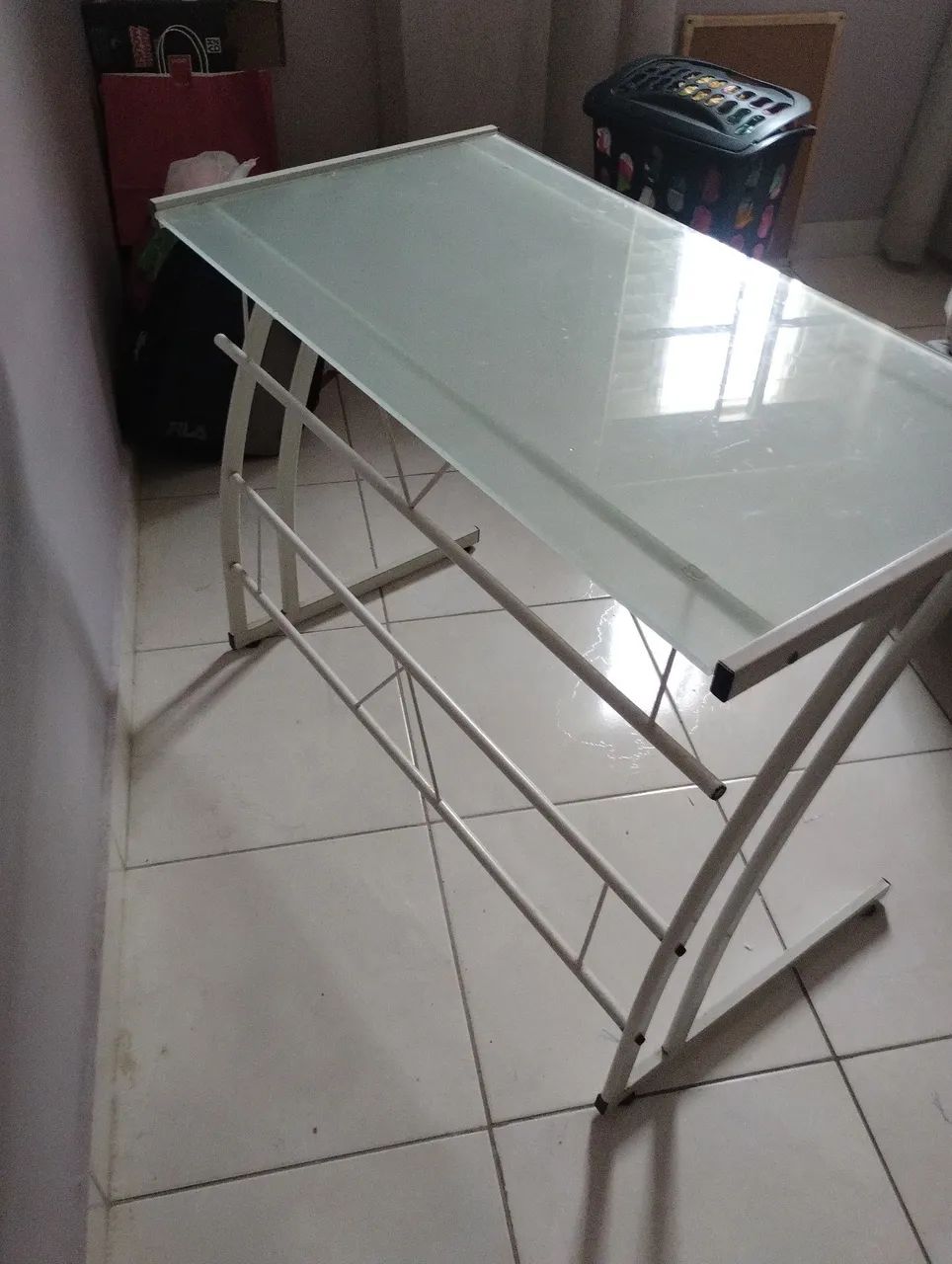 Mesa de Vidro com Estrutura Metálica